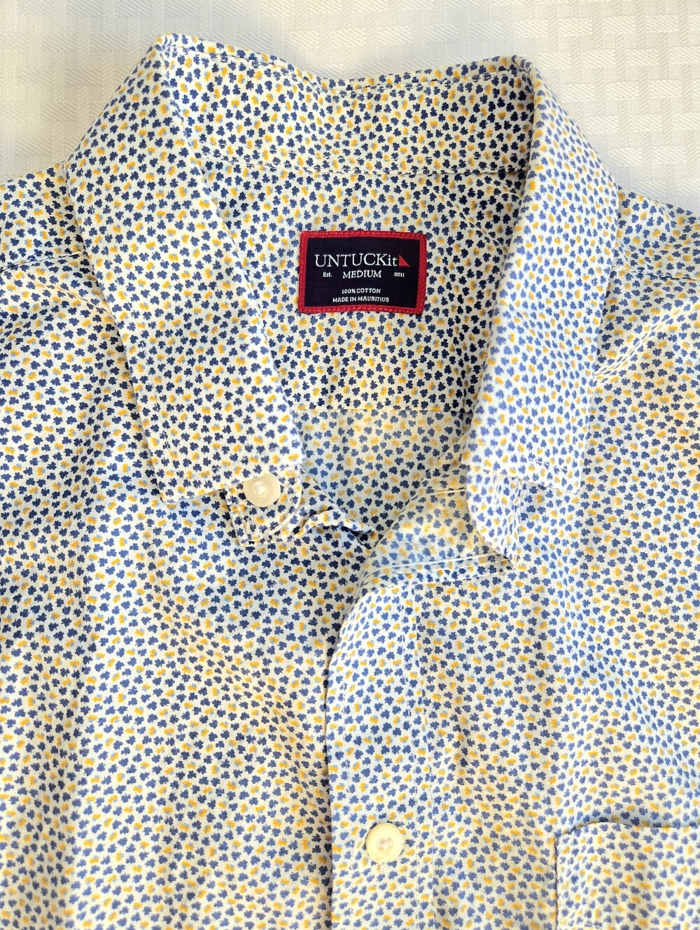 UNTUCKit men’s Short Sleeve Shirt Blue Yellow Clover Size M Cotton
